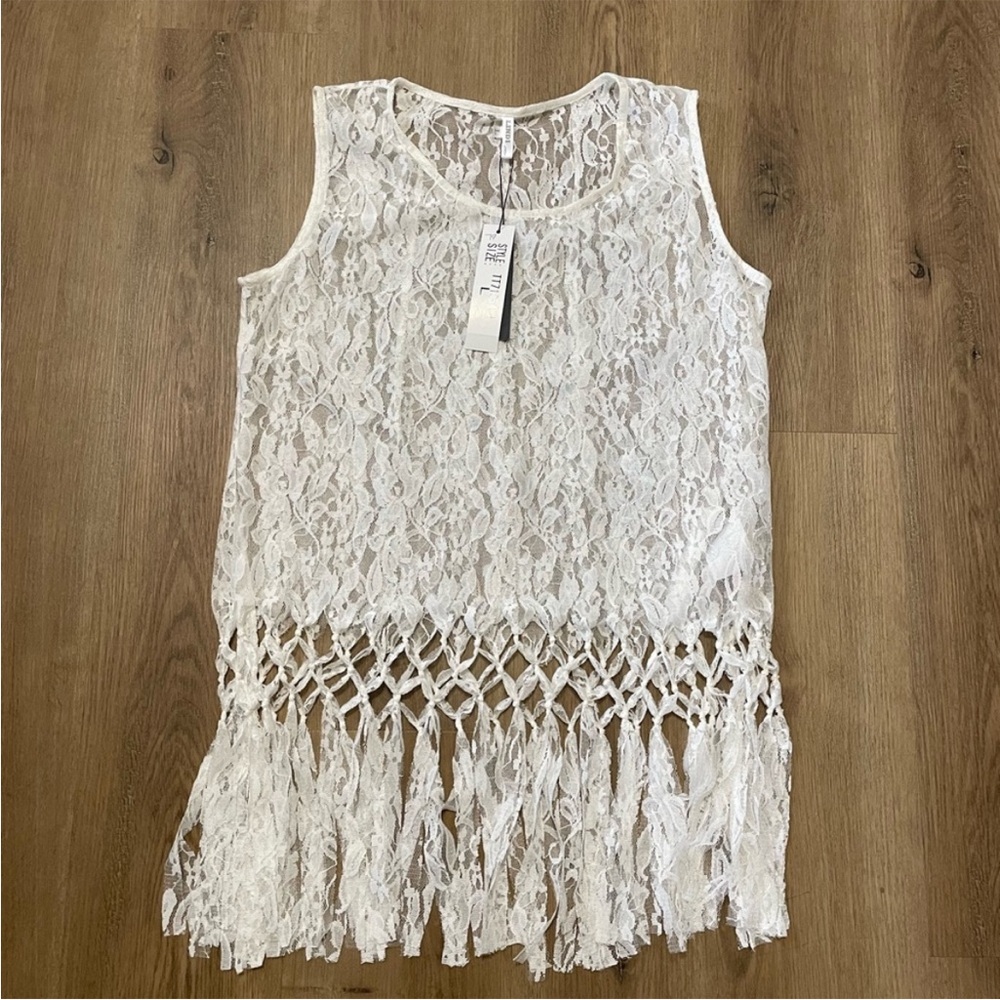 NWT Elegant yet sexy White Lace Fringe Top‎ size large